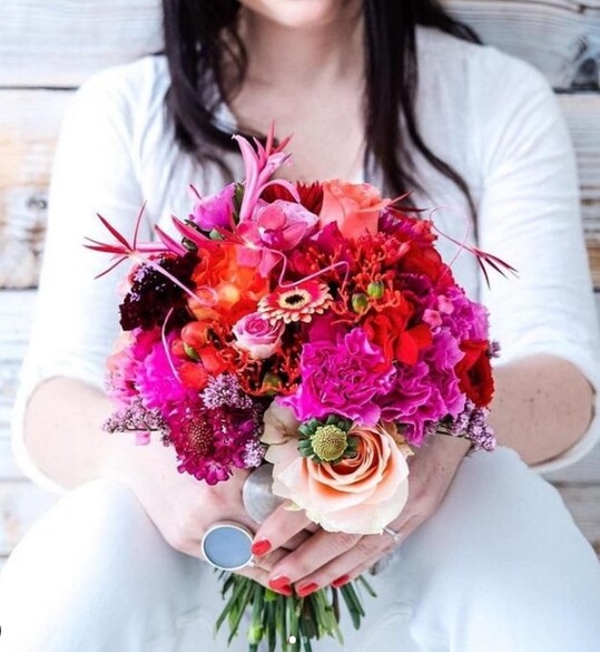 Im Februar war ein Valentinstagsstrau gefordert, der ohne rote Rosen berzeugt. ber 140 Floristen haben mitgemacht und einige 1.000 haben intensiv verfolgt, was sich die Kolleg(inn)en zum Thema einfallen lassen. Beim Kampf um den Sieg nach Likes war es diesmal sehr eng. Am Ende konnte Blumen Hansen, Sylt, die eigenen Follower am besten aktivieren.