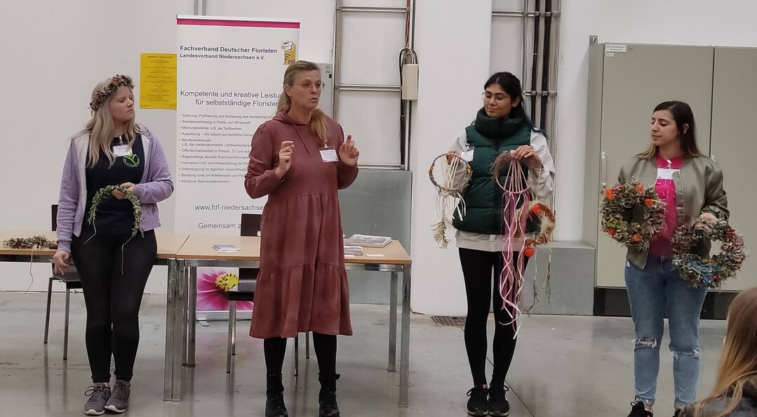 Von links: Rieke Steinbeck, TN DMF 2022; Brigitte Feldkamp; Ayla Yilmaz, TN Azubi-Cup DMF; Mikela Dervishi, TN Azubi-Cup DMF