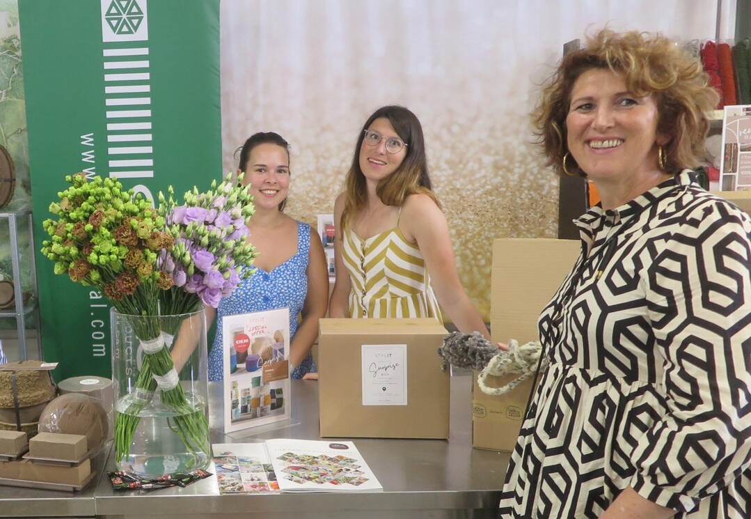 Die Wool Girls Felicitas und Miriam Lehner und Elizabet Krajinovic (v.l.) stellten die Stylit-Trends fr 2024 vor und vermittelten Eindrcke zum neuen Konzept der Stylit-Trendboxen.