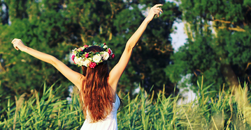 Fleurop ist 2017 mit dem Blumenhaarkranz-Workshop auf Festival-Tour. 