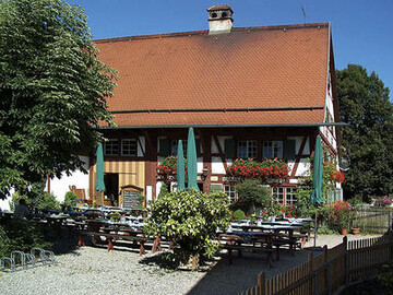 Der Gromerhof bietet ber 600 Sitzpltze, davon etwa 100 auf der Terrasse. Balkonblumen sind selbstverstndlich, und auf jedem Tisch steht eine Pflanze.
