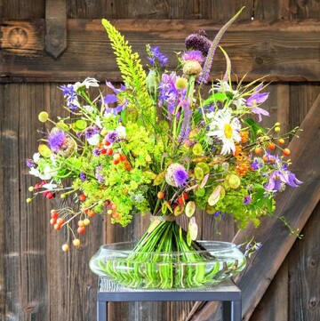 Dieser Sommerstrau von Rocco Wustmann schmckte das Cover der Ausgabe 8/2022. Er entstand whrend eines Shootings fr unsere Serie "Blumen & Handwerk". Der Artikel ist im Topthema "Sommerfloristik" zu finden.
