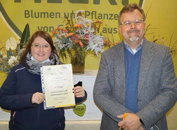 Die Siegerin Anne Geider-Lehnen mit 
Marktleiter Hans-Georg Biller.