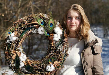 Helen Sigel (Deutschland) findet solche Projekte interessant und inspirierend. Da sie den Winter liebt, war schnell klar, welche Jahreszeit sie whlt: Ich bin ein Winterkind. Fr ihren Kranz verwendete sie Lrchenzweige. Pfauenfedern, Baumwolle, Stacheldraht sowie Buchenbltter fixierte sie mit Heikleber 
