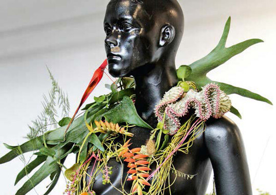Braut- und Krperschmuck von Annabell Rckert, Floristik Lorenz, Limburg, zum Thema exotisch. Beim Braut- und Krperschmuck kombinierte sie Winden mit exotischen Werkstoffen. Die Meisterschlerin wurde mit einer Groen Goldmedaille der DBG und drei Goldmedaillen ausgezeichnet.   