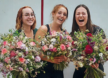 Siegerin in Dresden war Michelle Hamfler (Mitte). Den 2. Platz belegte Kim Bücholdt (rechts) – sie gestaltete den besten Tischkranz. Julia Schwarze gelang der beste Strauß, insgesamt belegte sie den 3. Platz.