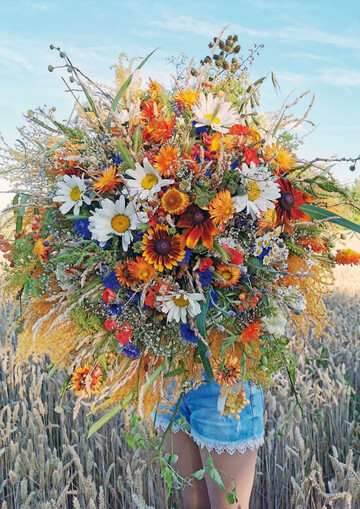 Bei diesem Strau im Kornfeld geben Staudenmargeriten, Kokardenblumen, Kornblumen, Rudbeckien und Gartenstrohblumen mit ihrem Farbspiel den Ton an.