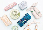 Die Tradition, Geschenke in quadratische Tücher zu verpacken, kommt aus Japan. Forrest & Love aus Gräfeling bei München bietet die Tücher, sogenannte Furoshikis, in einer weichen Baumwollsatin-Qualität an. Zur Wahl stehen aktuell drei Größen und acht Dekore. www.forrestandlove.com