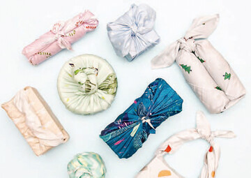 Die Tradition, Geschenke in quadratische Tcher zu verpacken, kommt aus Japan. Forrest & Love aus Grfeling bei Mnchen bietet die Tcher, sogenannte Furoshikis, in einer weichen Baumwollsatin-Qualitt an. Zur Wahl stehen aktuell drei Gren und acht Dekore. www.forrestandlove.com