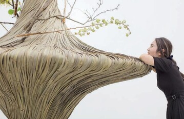 Yang Yan Ge im Zwiegesprch mit ihrer Meisterarbeit. Auch sie whlte die groe Dimension, um dem Objekt mehr Wirkung zu verleihen.