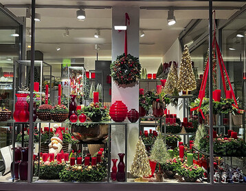 Die Warenprsentation im Schaufenster ldt dazu ein, nher hinzuschauen und ins Geschft zu kommen. Gezeigt wird vor allem vielseitige Floristik, aber auch Bumchen aus dem Bedarfshandel, die mit pflanzlichen Werkstoffen oder Lichterketten veredelt werden. Auerdem sind immer ein richtig groer Nikolaus und Kitsch-Engelchen dabei, lacht Jrg Zabel. Etwas Lustiges zum Verschenken.