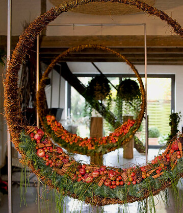 Mit Blick auf die Adventssaison haben wir in unserer August-Ausgabe 2010 diese adventlich geschmckte Ringform von Britta Ohlrogge und Daniel Santamaria gezeigt, gefertigt fr den Blumengromarkt Hamburg  von einem Loop hat damals noch niemand gesprochen (Webcode flo6993).