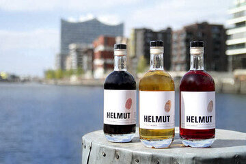 Fr ihren Premiumwermut Helmut verarbeiten die HamburgerMarkus Wei und Nils Liedmannseit 2017 Wein aus der Pfalz undKrutertinkturen aus Hamburg. Das Team bietet aktuell drei Sorten in 750-ml-Flaschen oder als 50-ml-Mini an, interessierten Hndlern zudem Rezeptideen fr Verkostungen. Zuletzt wurde Helmut mehrfach ausgezeichnet, unter anderem 2021 mit dem World Vermouth Awards in Gold.www.helmut-wermut.de