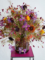 Gartenpracht ist hier das Thema. Damit diese Pracht leicht und luftig daherkommt, müssen die Bewegungen der Floralien genutzt werden. Der benachbarte Farb klang von Orange bis Blau über die rotvioletten Töne wurde in einem außergewöhnlichen Farbmengenverhältnis gestaltet.