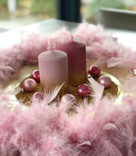 Auffällige Federn eignen sich sowohl für einen natürlichen als auch extravaganten Look. Enkels Feathers aus Belgien legt bei seinen interna tionalen Lieferanten größten Wert darauf, dass Vorgaben bezüglich ge fährdeter Arten sowie Tierwohl und Hygienevorschriften eingehalten wer den.