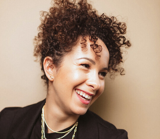 Jasmin Schweda-Benkowitz hat ihren Spitznamen Curly zu ihrem Knstler- und Firmennamen gemacht.