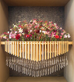 Chantal Wiedmer gelang es besonders gut, die Stimmung der Tapete aufzunehmen und floral umzusetzen. Die Tapete ist inspiriert von der New Yorker Art-déco-Architektur und versprüht das Flair der Goldenen Zwanzi- ger.