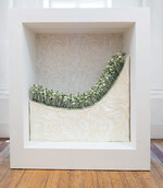 Svetlana Lutscher-Silbernagel nahm das Muster der marmorierten Tapete auf und setze es dreidimensional um.