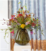 „Wunscherfüllend“ heißt das Straußthema von Tamara Reinhold. Mit der Vielfalt der Florialien will
sie die Unterschiedlichkeit der Wünsche zeigen, die Menschen haben können. Der Strauß läuft spitz zu.