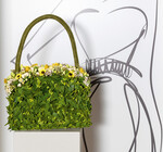 Tamara Reinhold fertigte eine florale Handtasche, denn was passt besser zu einer Frau, als eine Handtasche, fragt sie mit einem Augenzwinkern. Die Grundform der Tasche besteht aus Styrodur mit einer Aus- sparung für den Steckschaum.