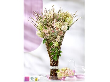 In der Floraismus-Kollektion 2018 berbringen Frhlingsboten in Pastell und einem Bund aus Weidenktzchen Frhlingsgre.