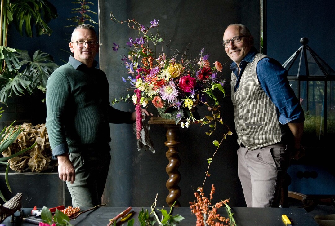 Florian Seyd und Ueli Signer erklren in einem Video auf Tollwasblumenmachen.de, wie ein von Rachel Ruysch inspiriertes Blumenarrangement kreiert werden kann.