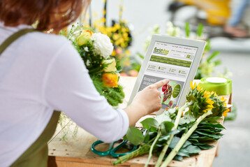 Im Sortiment des Florist-Shop befinden sich aktuell rund 3.000 qualitativ hochwertige Markenprodukte - von Gartenscheren ber Steckschaum bis hin zu Glasvasen und Schleifenbndern.