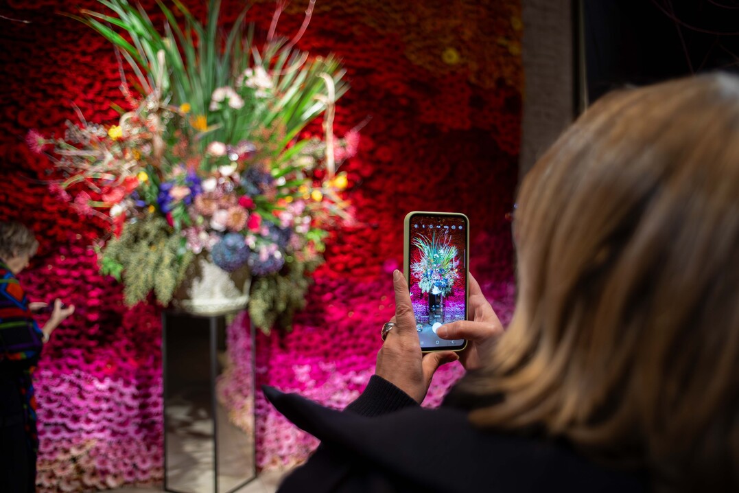 Viele Gste verweilten lange vor der Installation, sprten die wohltuende Wirkung der Blumen und hielten den Moment in Fotos fest.