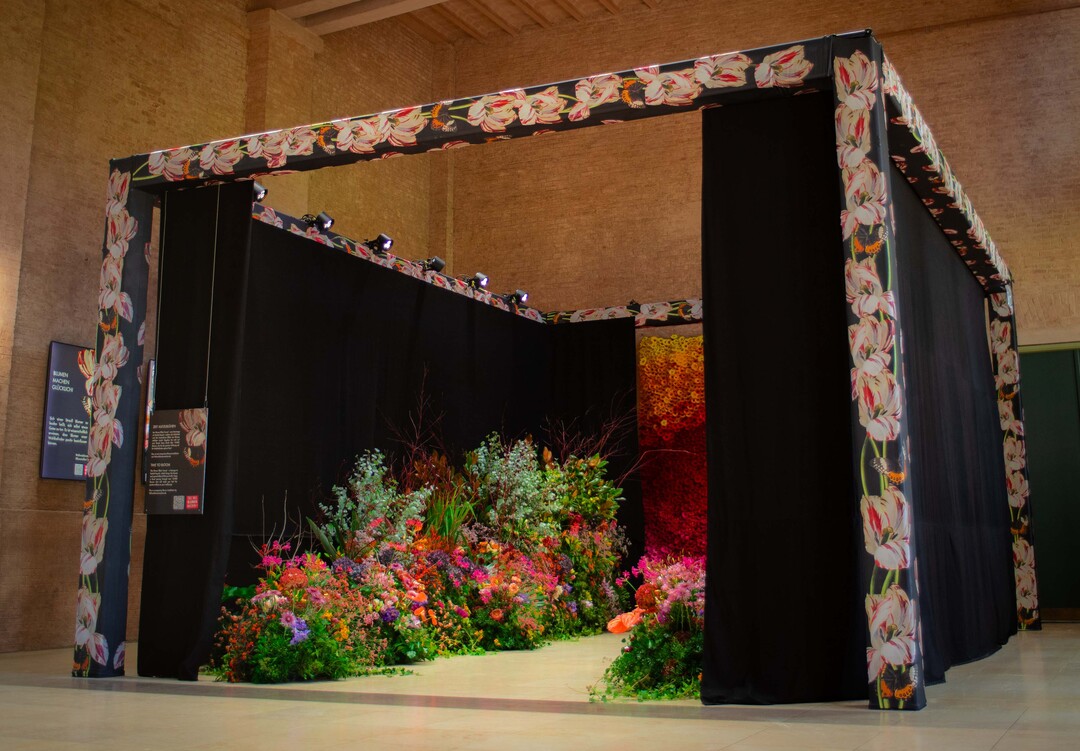 Die florale Installation im Foyer der Alten Pinakothek.<br>