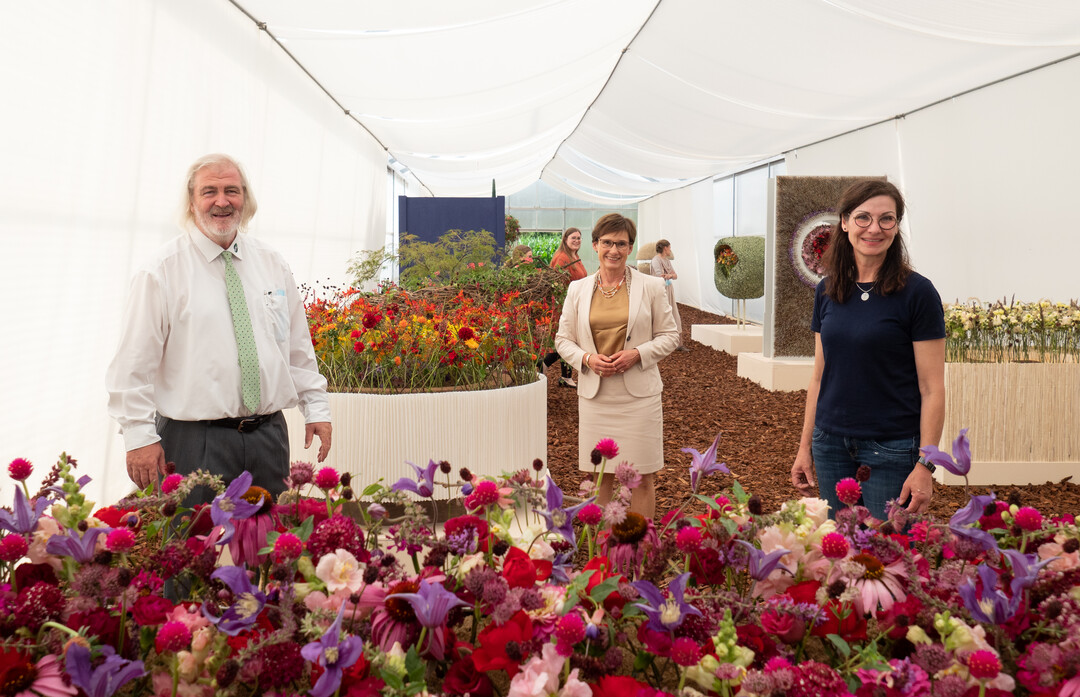 Dr. Michael Ernst, der Leiter der Staatsschule fr Gartenbau, Staatssekretrin Sabine Kurtz und Gabriele Haufe, die Leiterin der Floristmeisterschule.