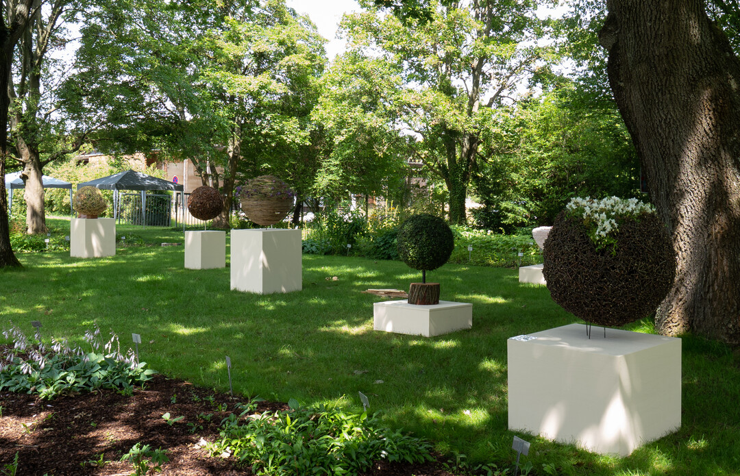 Die Formarbeiten im Staudengarten der Staatsschule.
