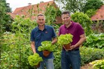 2. Folge 2020: Klaus Wagenhuber und Jan Leßmeier in ihrem Landhausgarten in Versmold.