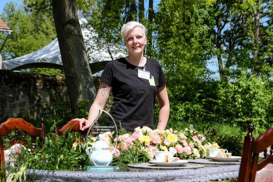 Die Gewinnerin Stefanie Krumbholz an ihrem Tischschmuck für eine „Tea Time“.