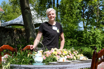 Die Gewinnerin Stefanie Krumbholz an ihrem Tischschmuck fr eine Tea Time.