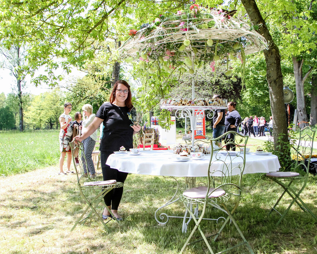 Die Vizemeisterin Sandra Zabel-Tnzler an ihrem Tischschmuck fr eine Tea Time.