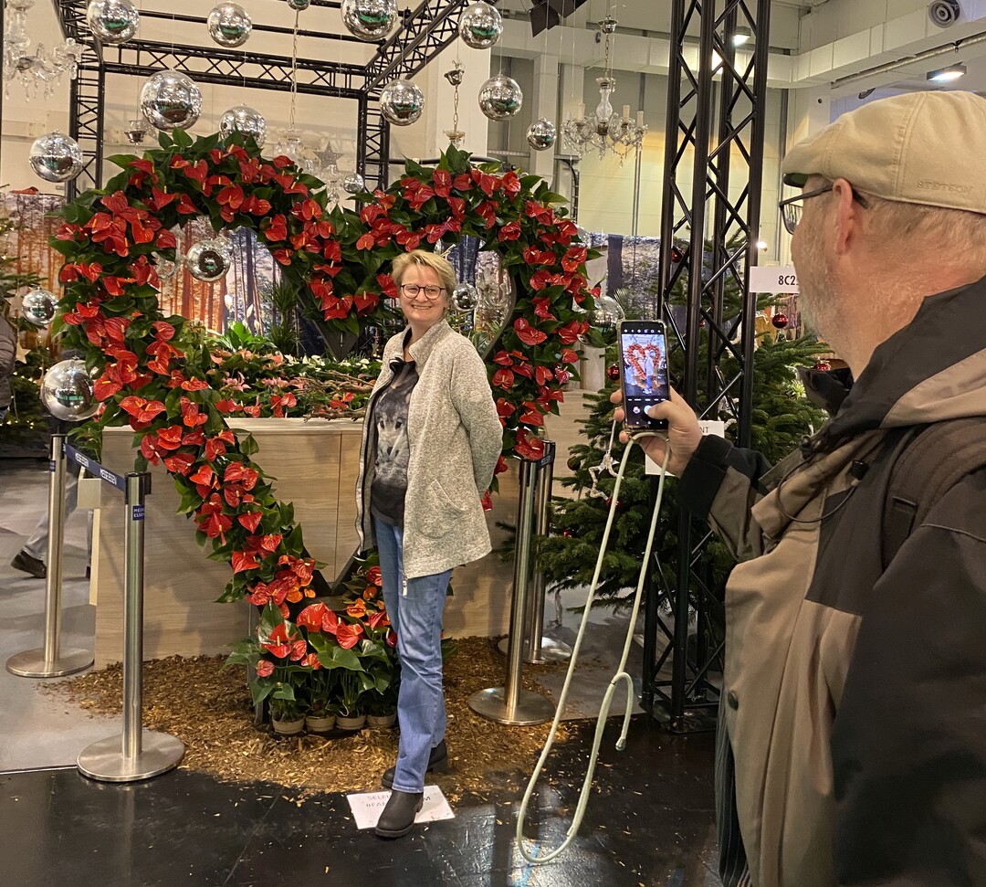 Instagram-taugliche Fotokulisse: ein Herz aus roten Anthurien auf der Mode Heim Handwerk Messe Essen
