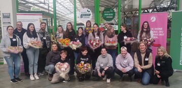 Die Teilnehmenden mit der Muttertagsfloristik aus dem Workshop.  