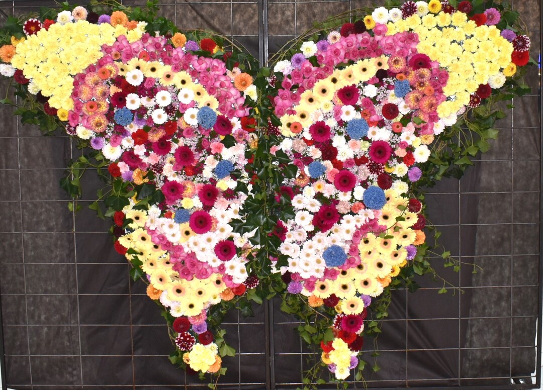 Die Azubis des 2. Lehrjahrs gestalteten einen floralen Schmetterling als Selfie-Point.