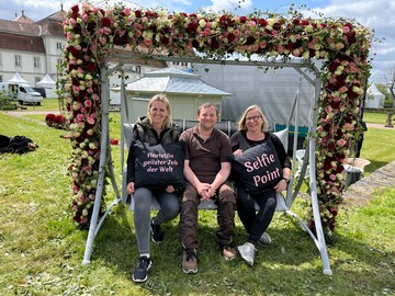 Das Orga-Team der Azubi-Aktion auf dem Frstlichen Gartenfest in Eichenzell: Karolin Rodeutsch, Andr Gottwald, Iris Stake (v. l. n. r.)