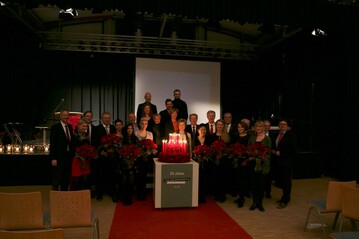 Der aktuelle Jahrgang berreichte an den Schulleiter Herrn Dilger eine florale Geburtstagstorte mit 25 Kerzen.