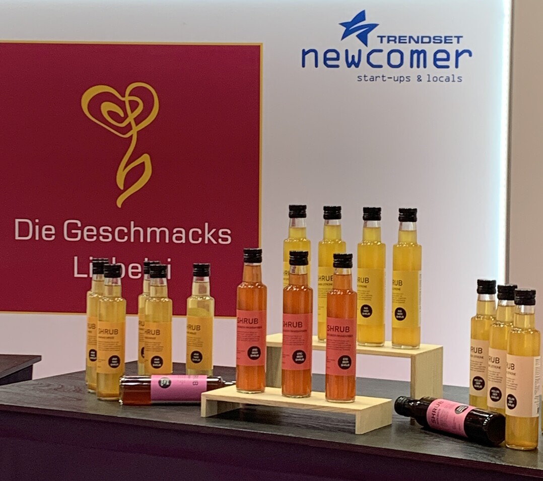 Die Geschmacks Liebelei aus dem bayerischen Irschenberg durften im Newcomerbereich verkostet werden. Die Macher verwenden fr die Kruterlelixiere Oxymel, die Shrub-Sirupkreationen und die sen Aufstriche Etiketten in pink und gelb und freuten sich ber viel positives Feedback: Tolle Farben, toller Geschmack und eine tolle Alternative zu alkoholischen Mischgetrnken.