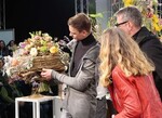 Nicola Fink and Manfred Hoffmann - and the audience - marvel at Martin Neumann"s bouquet. In the bouquet, lisianthus were among the main players.