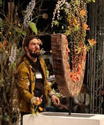 Christopher Ernst gestaltet ein Raumobjekt mit Chrysanthemen.