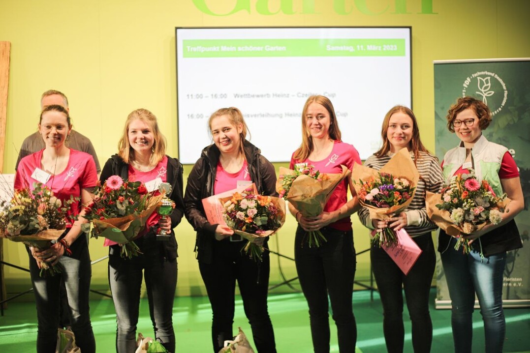 Gewinnerin Lena Schmid (2.v.l.), Antonia Limmer wurde zweite (3.v.r.), auf den dritten Platz kam Amelie Kanzler (3.v.l.) .