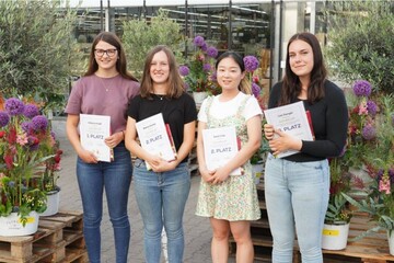 Die Siegerin Viktoria Kraft (links) vom Blumenatelier Kollmar aus Rot am See, die Zweitplatzierten Somi Choi von Blumenhaus Gaab in Landau (2.v.r.) und Bianca Gnter von Blatt mit Stil in Lauterbach (2.v.l) und die Drittplatzierte Lea Dangel von Elke & Kuno Maier GbR in Sigmaringen-Laiz.
