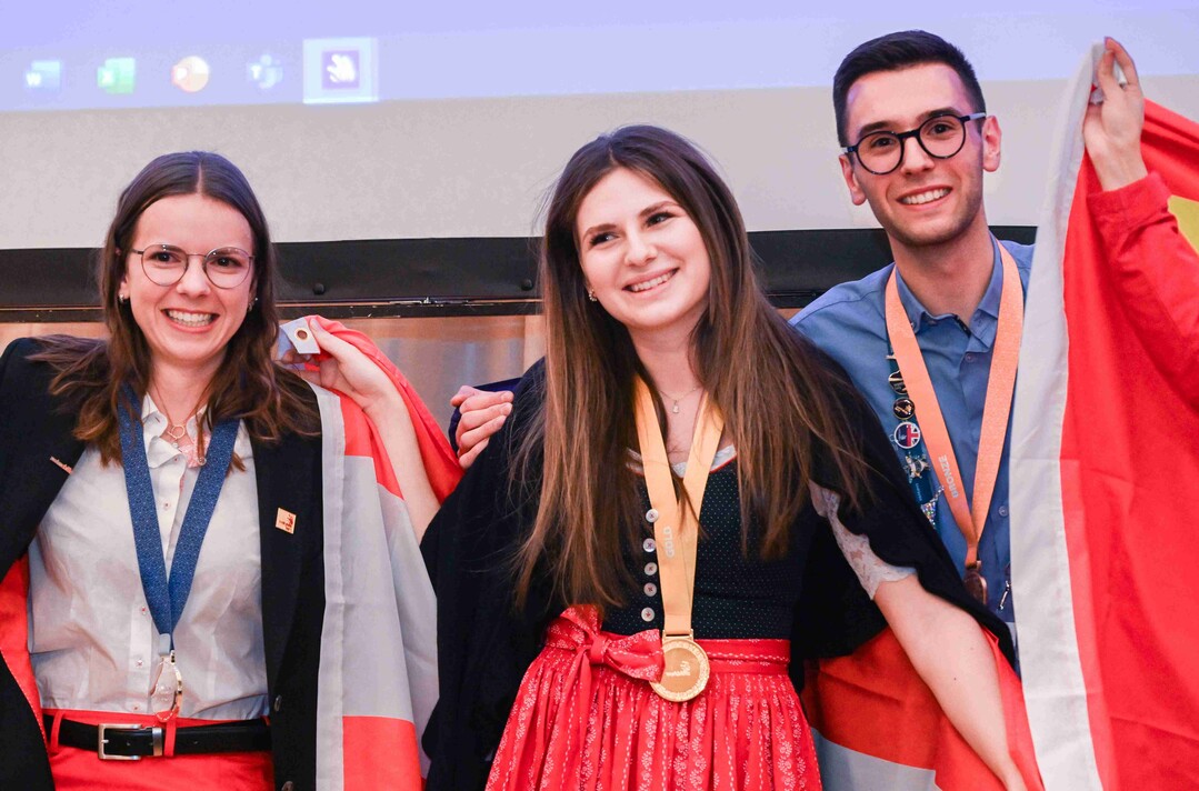 Siegerehrung in Helsinki: Nicola Hochegger (MItte), Jasmin Wüthrich und Emeric Labat