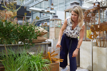 Julia Nawra bei der Umsetzung des Trends "essential ceremonies" bei den letztjhrigen Gewinnern - Mller Blumen und Garten in Schallstadt.