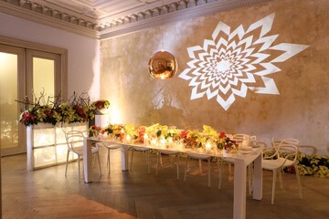 Beim Presseevent Sterne verbinden  Once upon a Star in Hamburg ldt Schneewittchen zu Tisch. 