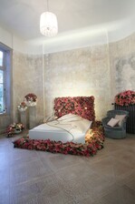 Dornröschen Schlafgemach mit zarten Weihnachtssternen beim Presseevent „Sterne verbinden – Once upon a Star“.