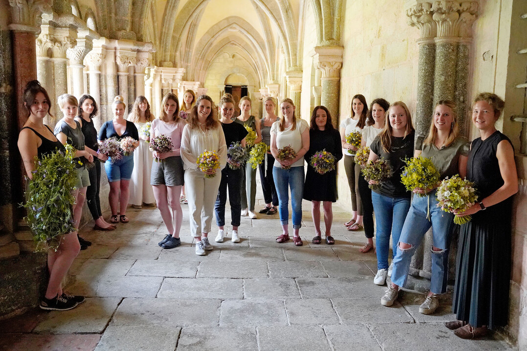 Die Floristmeisterklasse 22/23 ldt zur Ausstellung der Prfungswerkstcke nach Zwettl ein. Die Bilder sind beim Fotoshooting fr die Ausstellungsbroschre entstanden: Im vierten Kursblock gestalteten die Floristinnen Brautschmuck.